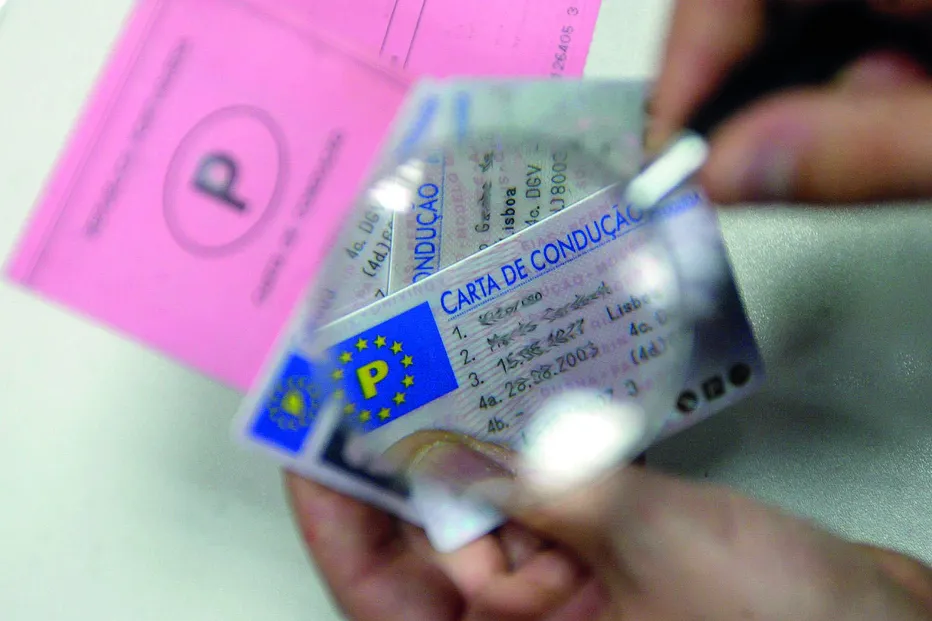 Condutor feliz dentro do carro após conseguir tirar a carta de condução urgente e evitar exames burocráticos.