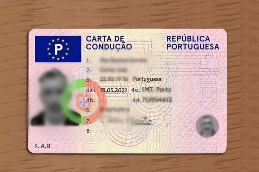 Mão segurando uma carta de condução portuguesa válida, ilustrando o serviço para tirar a carta de condução urgente em Portugal.