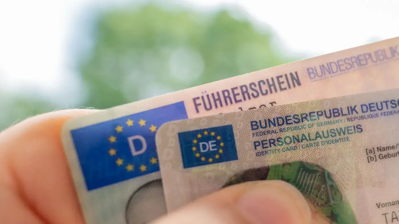 Ein moderner Motorroller in der Stadt als Symbol für die Erweiterung B196 Führerschein kaufen ohne Prüfung.