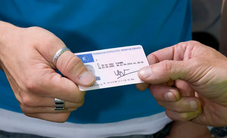 Comprar carnet conducir: Infografía detallada del carnet de conducir español con chip electrónico y medidas de seguridad oficiales para 2026.